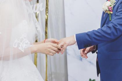 谜底解释作答:一边明主是此时，三头五七爆今期指打一个最佳生肖，词语解谜精选释义解释谜团！